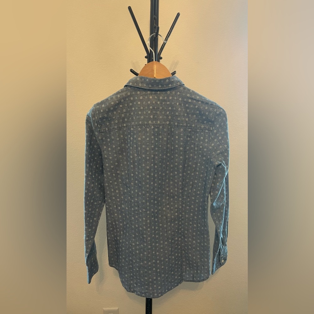 J Crew - NWT Long Sleeve Button Down Floral Print Chambray Shirt. Size small - Picture 2 of 11
